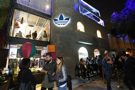 fotos de adidas store méxico city, oasis coyoacán oxtopulco